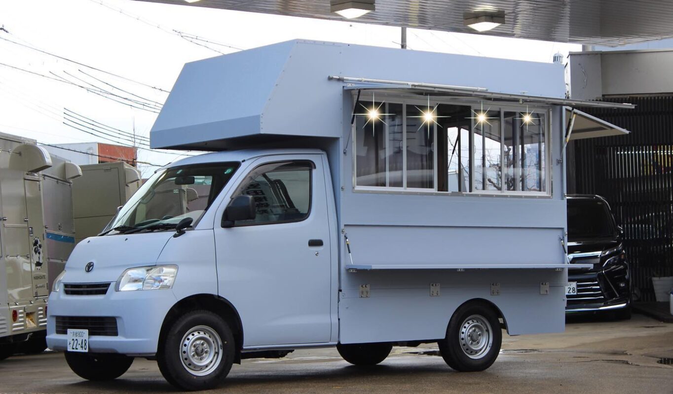 京都府亀岡市の尾上様こだわりのキッチンカーを製作･納車いたしました！お客様がキッチンカーを囲んで食べられる屋台仕様に