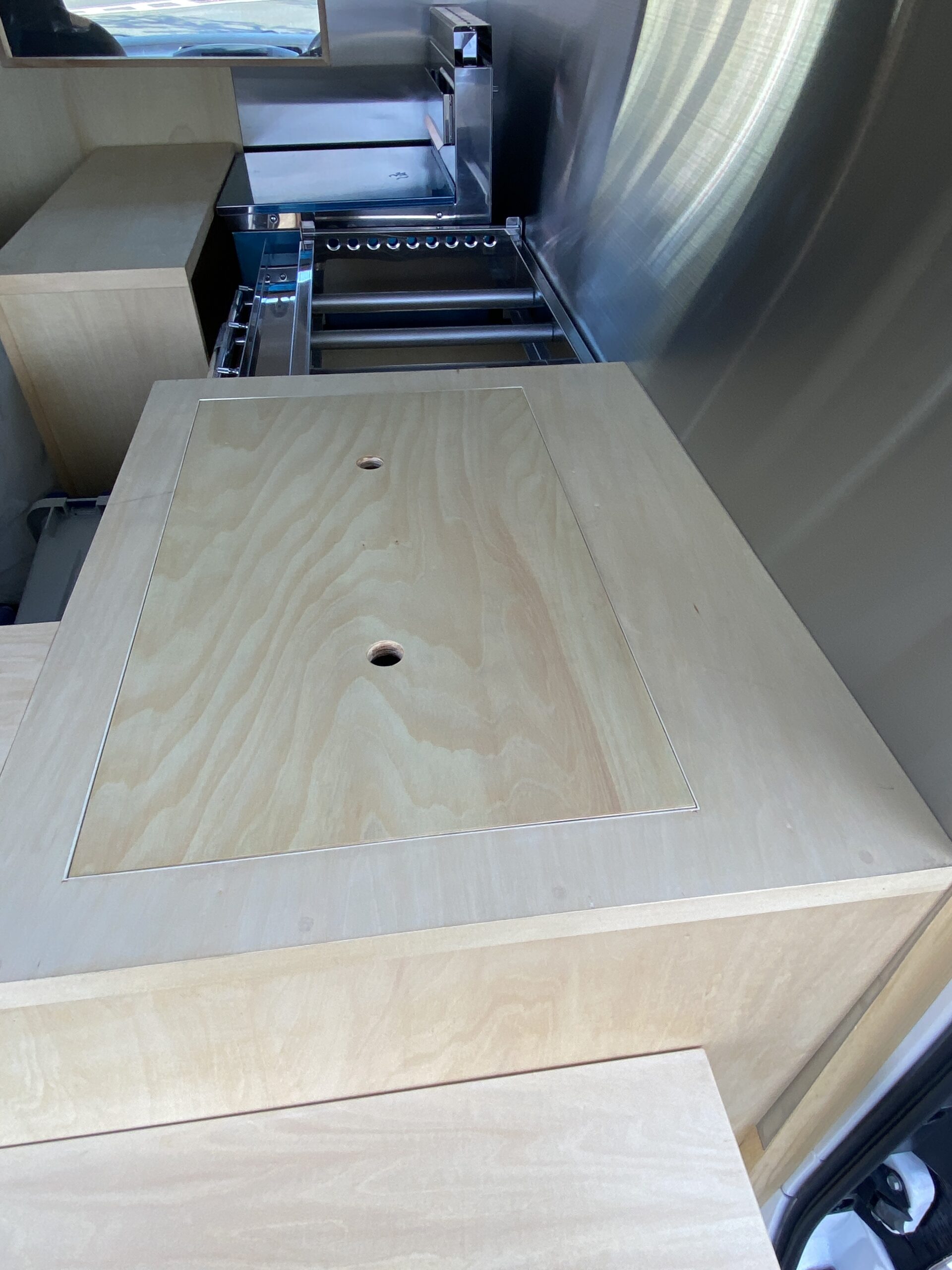 プラスワン様のキッチンカー（オシャレな木製内装・バンタイプ）を製作